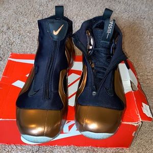 Shoes are a size 11, they ran small so if you wear a 10 they will fit perfectly!